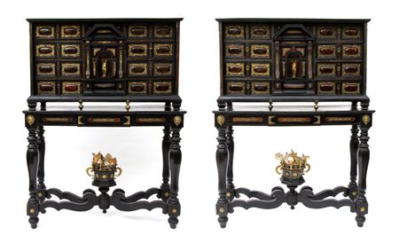  
Coppia di monetieri lastronati in tartaruga Roma, XVIII secolo
 Altezza x larghezza x profondità: 153 x 115 x 43,5 cm.