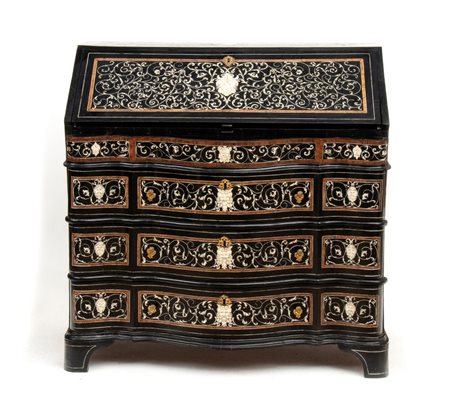  
Ribalta a urna intarsiata in osso Italia settentrionale, XVII secolo
 Altezza x larghezza x profondità: 107,5 x 109,5 x 87 cm.