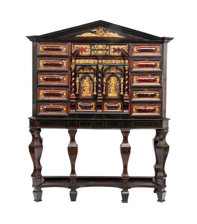  
Stipo monetiere Italia, XVII - XVIII secolo
 Altezza x larghezza x diametro: 199 x 162 x 54 cm.