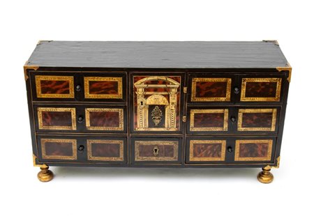  
Monetiere lastronato in tartaruga Luigi XVI Italia settentrionale, XVIII secolo
 Altezza x larghezza x profondità: 48 x 93 x 28,5 cm.