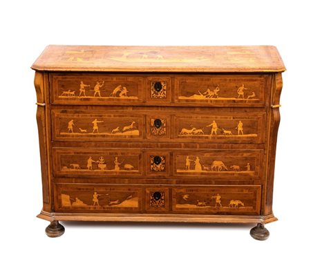  
Cassettone in noce con intarsi figurati Piemonte, XVIII secolo
 Altezza x larghezza x profondità: 103 x 139 x 57,5 cm.