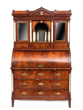  
Ribalta doppio corpo a tempio con forte piano interno Amburgo, XVIII secolo
 Altezza x larghezza x profondità: 214 x 124 x 65 cm. 