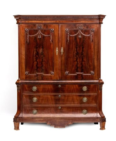  
Armadio credenza olandese XVIII secolo
 Altezza x larghezza x profondità: 218 x 180 x 60 cm.