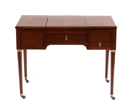 MAUTER CONRAD (1742 - 1810) 
Toletta francese Luigi XVI Parigi, XVIII secolo
 Altezza x larghezza x profondità: 74 x 92 x 54 cm.