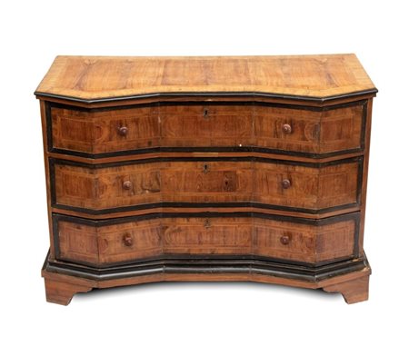  
Canterano a tre cassetti Emilia, primo quarto del XVIII secolo
 Altezza x larghezza x profondità: 98 x 141,5 x 67 cm.