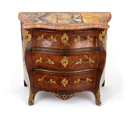  
Comò Rococo svedese Luigi XV XVIII secolo
 Altezza x larghezza x profondità: 84 x 94 x 53 cm.