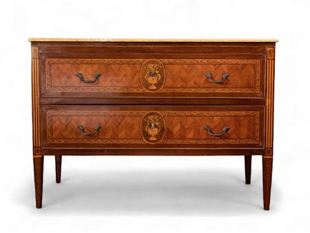  
Comò neoclassico intarsiato Napoli, XVIII secolo
 Altezza x larghezza x profondità: 94 x 135 x 64 cm.