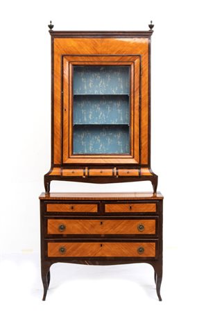  
Comò con alzata a vetrina Lombardia, XVIII secolo
 Altezza x larghezza x profondità: 243 x 108 x 47 cm.