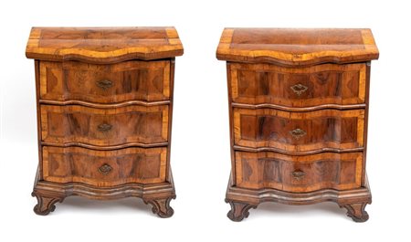  
Coppia di comoncini lombardi Italia, XVIII secolo
 Altezza x larghezza x profondità: 82 x 70 x 42 cm.