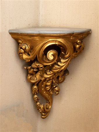  
Coppia di console italiane dorate ad angolo, Luigi XVI Roma, XVIII secolo
 Altezza x larghezza x profondità: 80 x 64 x 45 cm.