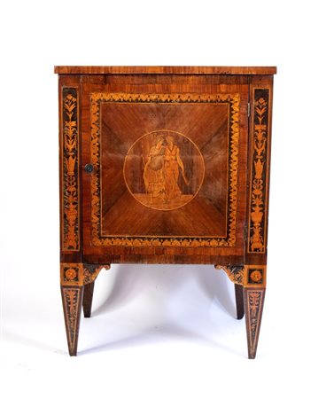  
Comodino neoclassico intarsiato, Italia settentrionale XVIII secolo
 Altezza x larghezza x profondità: 78 x 52,5 x 40 cm.