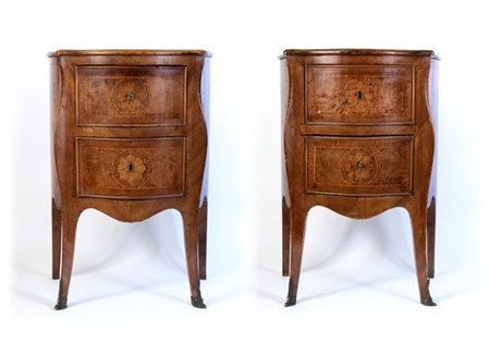  
Coppia di comodini intarsiati italiani Napoli, XVIII secolo
 Altezza x larghezza x profondità: 80 x 57,5 x 32 cm.