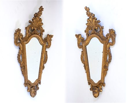  
Coppia di specchiere in stile rococò Venezia, fine XVIII - inizio XIX secolo
 Altezza x larghezza x profondità: 100 x 60 x 15 cm.