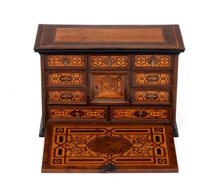  
Stipo monetiere  Germania,  XVIII secolo
 Altezza x larghezza x profondità: 44 x 67 x 33 cm.