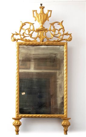  
Specchiera Luigi XVI in legno intagliato e dorato XVIII secolo
 Altezza x larghezza x profondità: 140 x 65 x 6 cm.