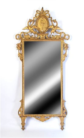  
Specchiera dorata senese XVIII secolo
 Altezza x larghezza x profondità: 166 x 74 x 8 cm.