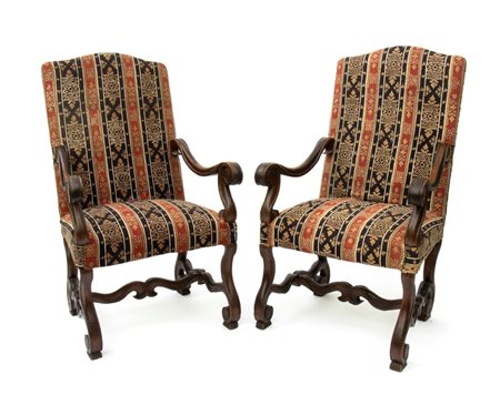  
Coppia di grandi poltrone piemontesi in noce XVIII secolo
 Altezza x larghezza x profondità: 116 x 67 x 75 cm.