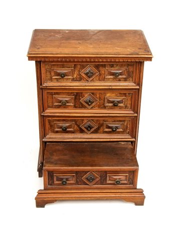  
Comodino inginocchiatoio Area lombardo-veneta, XVIII secolo
 Altezza x larghezza x profondità: 88 x 69,5 x 66 cm. 