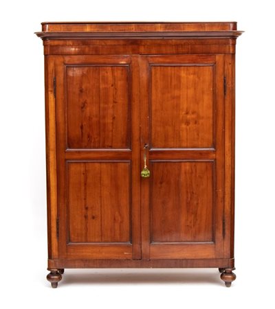  
Stipo francese da cucina Normandia, fine del XVIII - inizi del XIX secolo
 Altezza x larghezza x profondità: 142 x 110 x 44 cm.