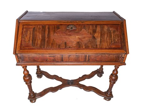  
Ribalta in noce Verona, XVIII secolo
 Altezza x larghezza x profondità: 104 x 100,5 x 53 cm.