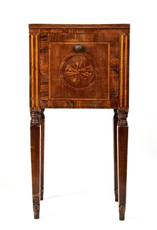  
Comodino neoclassico intarsiato, Italia settentrionale XVIII secolo
 Altezza x larghezza x profondità: 73 x 37 x 29,5 cm.
