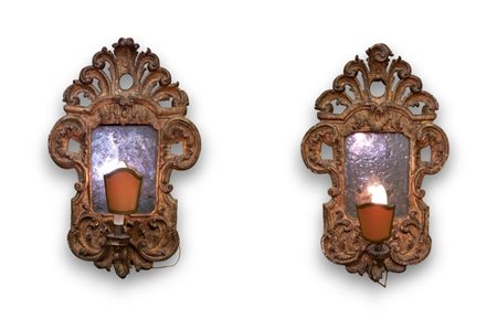  
Coppia di specchiere dorate, Italia centrale XVIII secolo
 Altezza x larghezza x profondità: 61 x 38,5 x 12 cm.