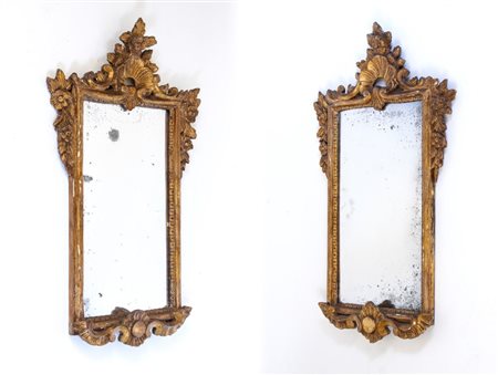  
Coppia di specchiere in stile Luigi XVI Area veneta, XVIII secolo
 Altezza x larghezza x profondità: 73,5 x 45 x 5 cm.