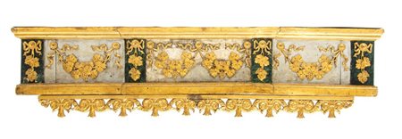  
Sovrapporta in legno dorato ed intagliato Roma, XVIII secolo
 Altezza x larghezza x profondità: 44 x 179 x 18 cm.