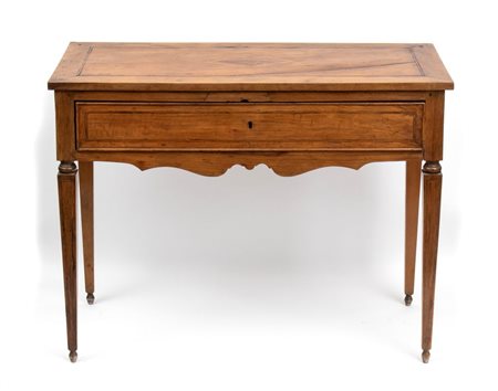  
Scrittoio da centro lombardo, Luigi XVI XVIII secolo
 Altezza x larghezza x profondità: 86 x 114 x 55 cm.