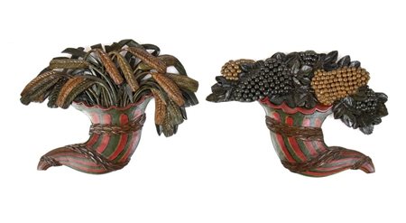  
Coppia di fregi italiani a forma di cornucopia, Luigi XVI Italia centrale, XVIII secolo
 Altezza x larghezza x profondità: 42 x 55 x 3 cm.