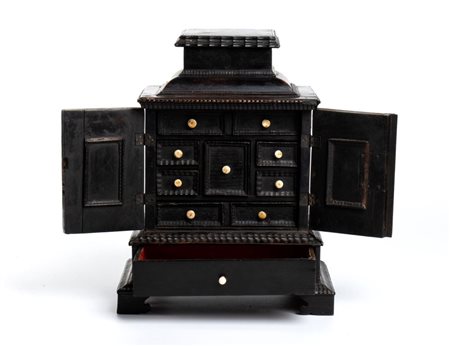  
Stipo monetiere Area lombarda, XVIII secolo
 Altezza x larghezza x profondità: 27,5 x 22 x 14,5 cm.