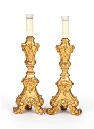  
Coppia di torcieri dorati italiani XIX secolo
 Altezza x diametro: 52 x 19 cm.