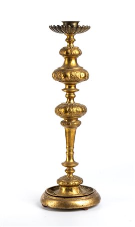  
Candelabro in ottone con base legno dorato Italia, XIX secolo
 Altezza x diametro: 52,5 x 17 cm.