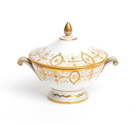  
Zuccheriera in porcellana Parigi, XIX secolo
 Altezza x larghezza x profondità: 16 x 18 x 14 cm.