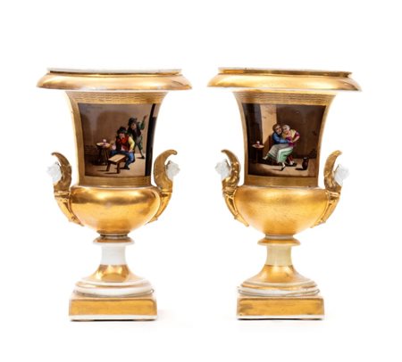  
Coppia di vasi francesi in porcellana Parigi, prima metà del XIX secolo
 Altezza x diametro: 25 x 17 cm.