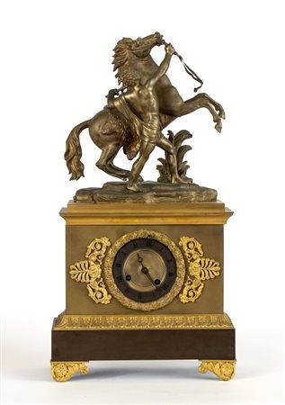  
Orologio da camino in bronzo dorato Francia, XIX secolo
 Altezza x larghezza x profondità: 49 x 25,5 x 12 cm.