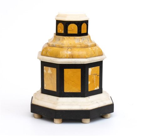  
Base decorativa in marmi policromi Italia, XIX secolo
 Altezza x larghezza x profondità: 21 x 17 x 11 cm.