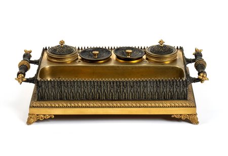  
Calamaio Impero francese in bronzo XIX secolo
 Altezza x larghezza x profondità: 10 x 18 x 32 cm.