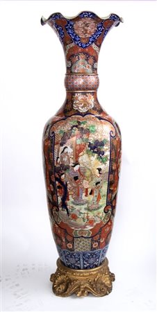  
Vaso giapponese porcellana Imari XIX secolo
 Altezza x diametro: 171 x 50 cm.