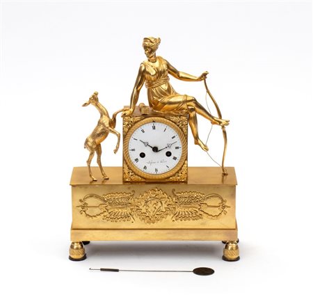 LEPIN À PARIS  
Orologio da tavolo in bronzo dorato, Impero Francia, XIX secolo
 Altezza x larghezza x profondità: 32 x 24 x 9 cm.