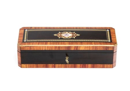 CHARLES-GUILLAUME DIEHL (Steinbach, 1811 - Paris, 1853-1885) 
Scatola in legno Parigi, XIX secolo
 Altezza x larghezza x profondità: 7,5 x 28 x 10 cm.