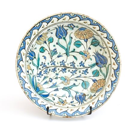  
Piatto in ceramica invetriata policroma Iznik Turchia, XVII secolo
 Altezza x diametro: 6 x 30 cm.