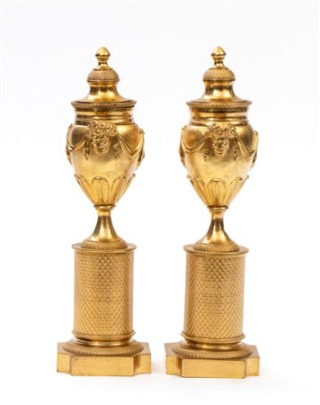  
Coppia cassolette in bronzo dorato periodo Luigi XVI Francia, XIX secolo
 Altezza x diametro: 27 x 8 cm.