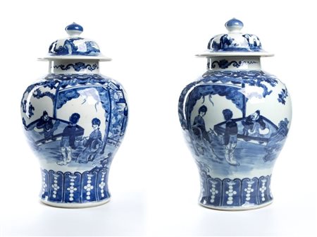  
Coppia di vasi in porcellana Cina, XIX secolo
 Altezza x diametro: 41 x 25 cm.