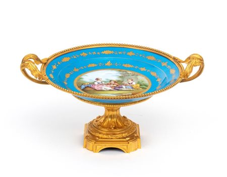  
Alzata in porcellana di Sèvres con montatura in bronzo dorato XIX secolo
 Altezza x diametro: 22 x 32 cm.