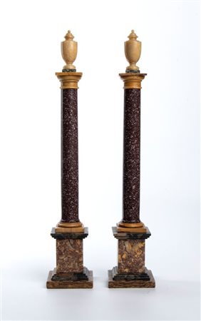  
Coppia di colonne in marmo con urne Italia, XVIII secolo
 Altezza x larghezza x profondità: 37,5 x 7 x 7 cm.