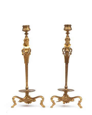 FERDINAND BARBEDIENNE (1810 - 1892) 
Coppia di candelabri in bronzo Parigi, fine XIX secolo
 Altezza x diametro: 34 x 15 cm.