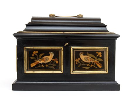  Scatola in ebano  e marmo rosso Italia, fine XVII - inizio XVIII secolo Altezza x larghezza x profondità: 29,4 x 42 x 23 cm.