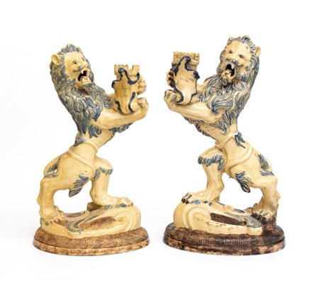 GALLÉ / ST. HONORÉ-LES-BAINS  
Coppia di candelieri in ceramica firmata “Gallé” – Saint-Honoré-les-Bains Francia, XX secolo
 