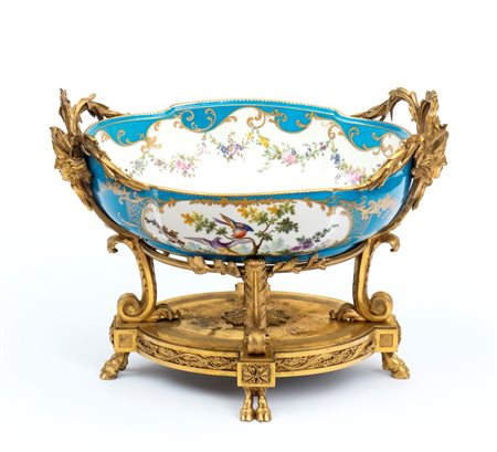  
Centrotavola in porcellana di Sèvres 1764, Nicolas Catrice XVIII secolo
 Altezza x larghezza x profondità: 28 x 38 x 24 cm.